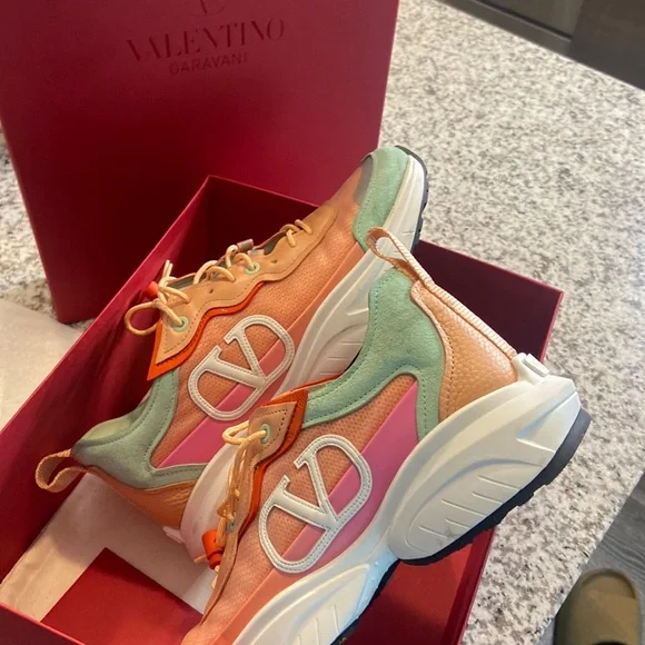 靴 VALENTINO Garavani 38 Authentic Valentino Garavani Womens Rockstuds Sneakers Size